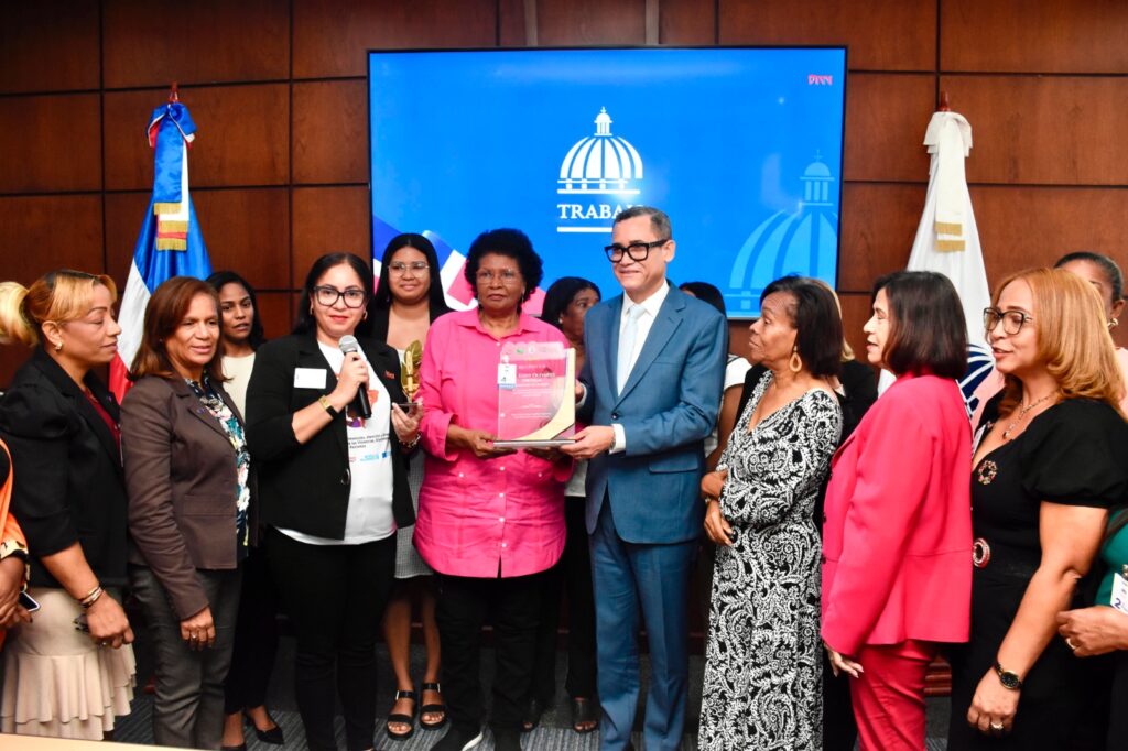 Ministro de Trabajo recibe reconocimiento por impulsar la igualdad y los derechos laborales de las mujeres