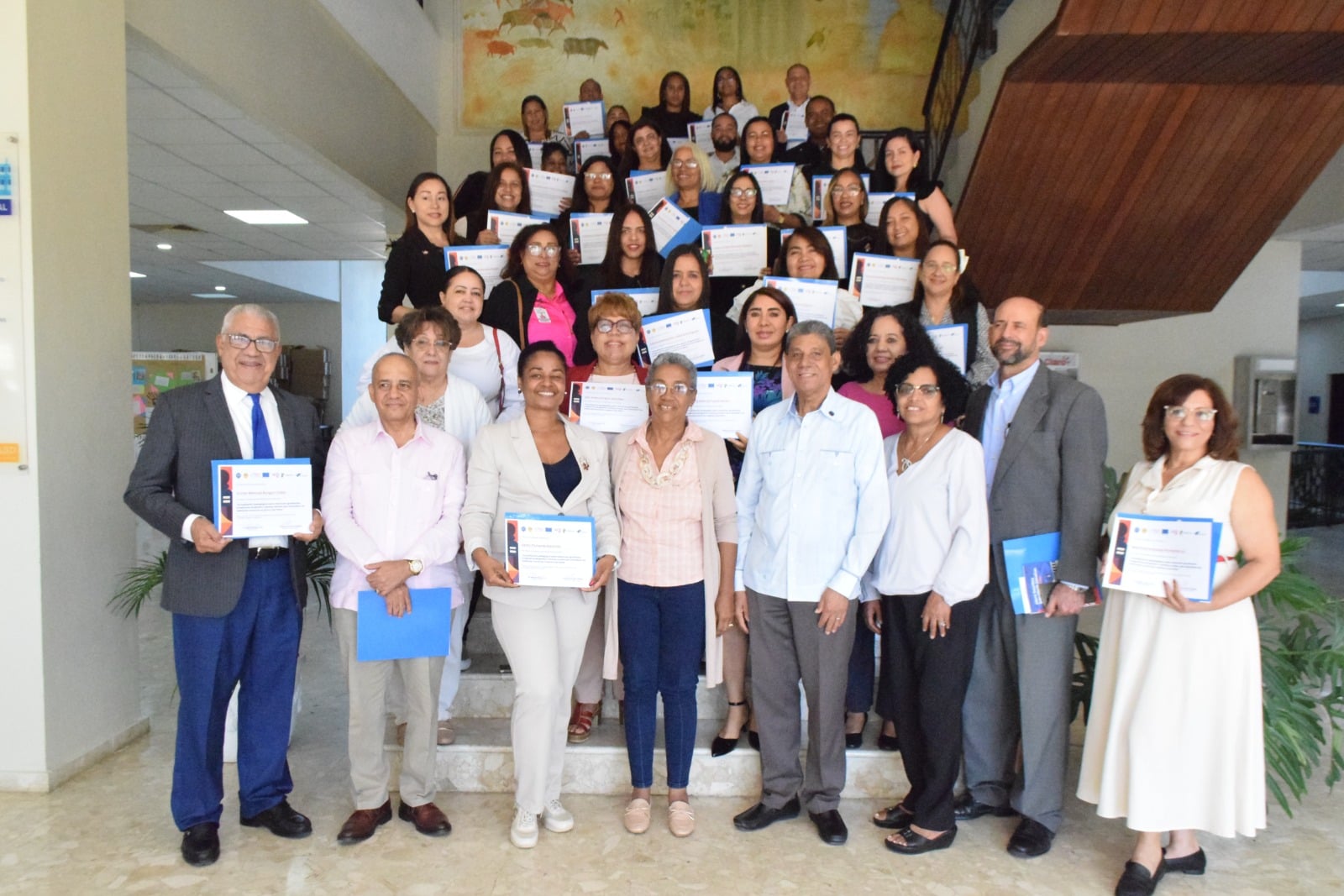 El Instituto de Género y Familia (IGEF) y el Recinto UASD Santiago entregaron 44 certificados a docentes que completaron el curso de Actualización Pedagógica sobre relaciones igualitarias, imaginarios de género y normas sociales que naturalizan la violencia. La actividad contó con autoridades universitarias y aliados institucionales.