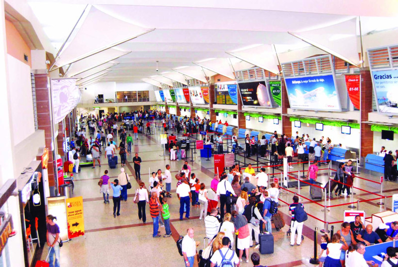 Refuerzan controles sanitarios en AILA por aumento de pasajeros