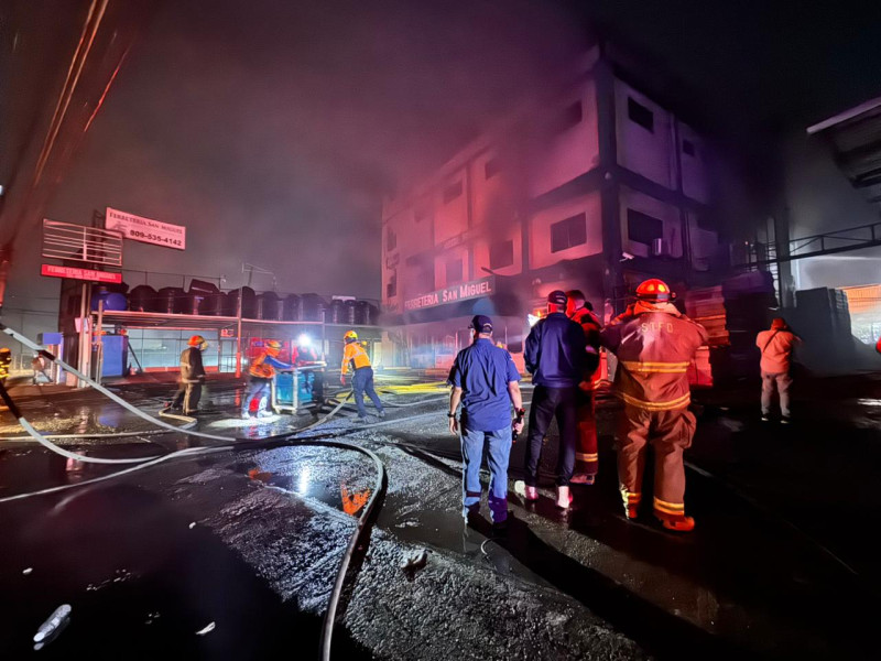 Gran incendio en ferretería San Miguel moviliza a más de 150 bomberos