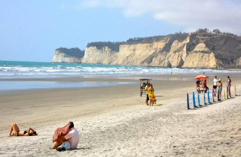 Ataque armado en playa turística de Ecuador deja seis muertos