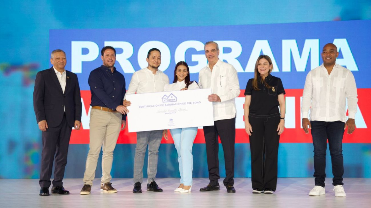 El presidente Luis Abinader relanzó el programa Mi Vivienda, que contempla la construcción y entrega de 8,381 nuevos apartamentos con subsidios históricos y facilidades de financiamiento, para ampliar el acceso a un hogar digno a miles de familias dominicanas dentro del Plan Decenal de Viviendas 2022-2032.