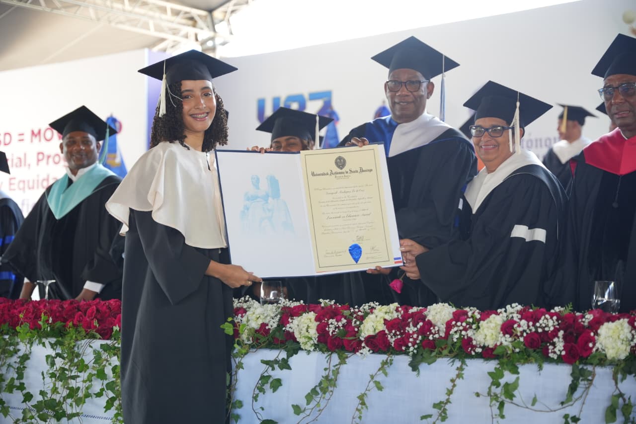 La UASD invistió 2,868 nuevos profesionales en su graduación regional del Sur, encabezada por el rector Editrudis Beltrán Crisóstomo. La ceremonia resaltó logros académicos, nuevas carreras, reconocimientos a estudiantes sobresalientes y el impacto de la universidad en la movilidad social del país.