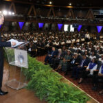 El Mescyt graduó a 20,000 jóvenes del programa de Inglés por Inmersión 2025, una iniciativa que impulsa el empleo, las becas internacionales y la movilidad académica en toda la República Dominicana. El ministro Franklin García Fermín destacó el crecimiento del programa, su expansión territorial y su impacto en la competitividad nacional.