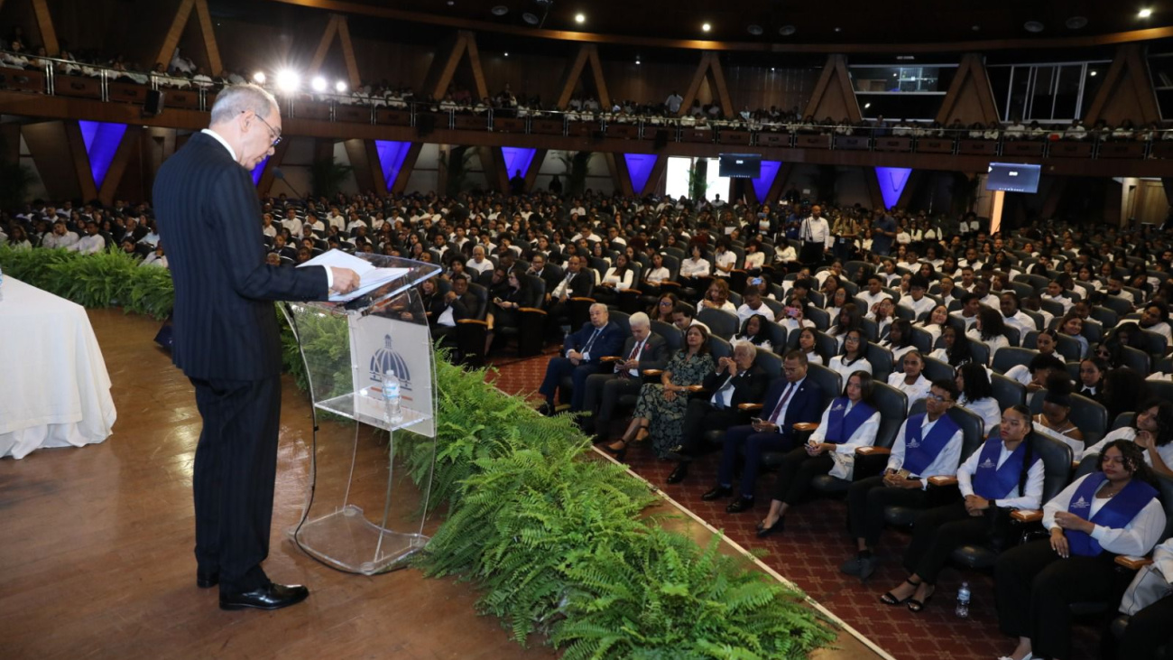 El Mescyt graduó a 20,000 jóvenes del programa de Inglés por Inmersión 2025, una iniciativa que impulsa el empleo, las becas internacionales y la movilidad académica en toda la República Dominicana. El ministro Franklin García Fermín destacó el crecimiento del programa, su expansión territorial y su impacto en la competitividad nacional.