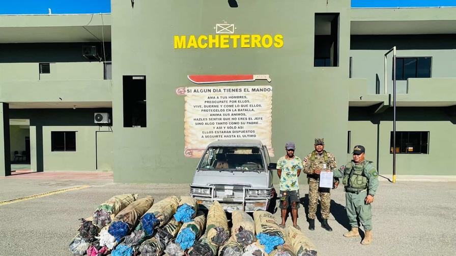 Ejército incauta minibús con carbón vegetal en Montecristi