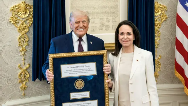 Machado entrega a Trump medalla Nobel como gesto de gratitud