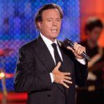 Julio Iglesias difunde mensajes para negar acusaciones de abuso