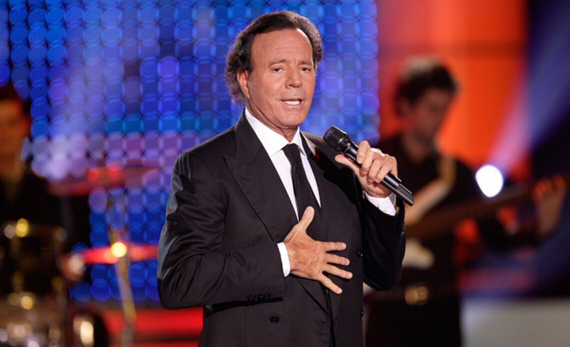 Julio Iglesias difunde mensajes para negar acusaciones de abuso