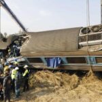 Tragedia en Tailandia: Grúa impacta tren y deja 32 muertos