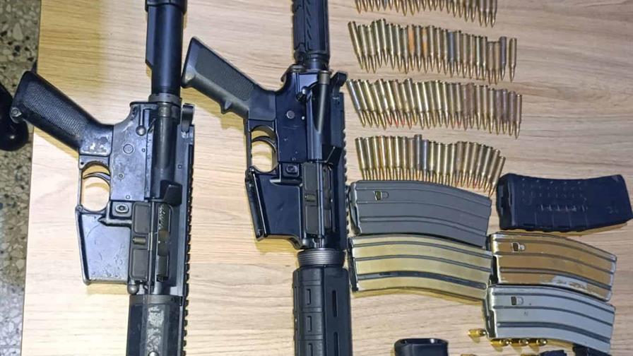Decomisan fusiles M16 y pistola Glock a conductor tras persecución en Santiago