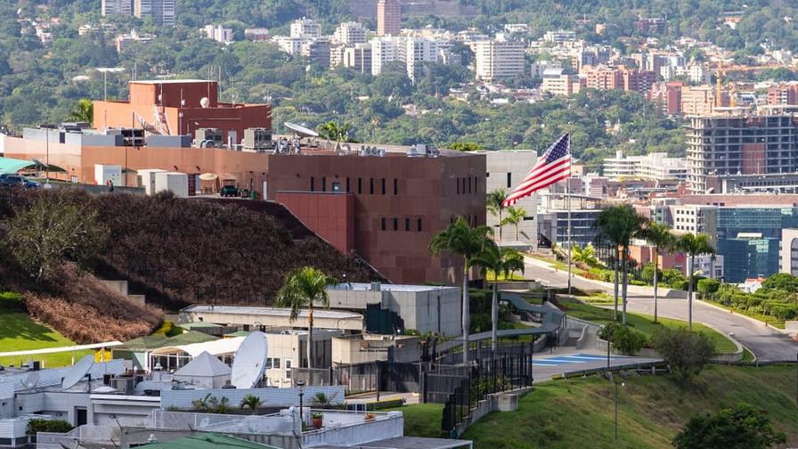 Delegación de EE. UU. evalúa reabrir embajada en Caracas