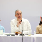 Presidente Abinader insta a jóvenes a estudiar carreras relacionadas con las ciencias y los idiomas que tienen una alta demanda nacional 8 El presidente Luis Abinader exhorta a los jóvenes dominicanos a estudiar carreras en ciencias e idiomas por su alta demanda laboral, destacando el programa Beca tu Futuro y los avances en infraestructura educativa.