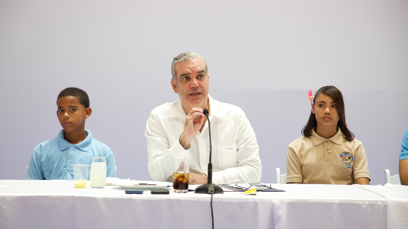 El presidente Luis Abinader exhorta a los jóvenes dominicanos a estudiar carreras en ciencias e idiomas por su alta demanda laboral, destacando el programa Beca tu Futuro y los avances en infraestructura educativa.