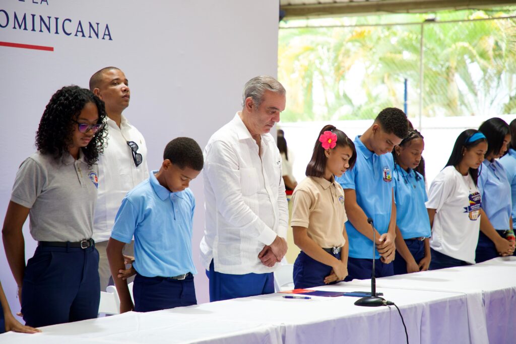 Presidente Abinader insta a jóvenes a estudiar carreras relacionadas con las ciencias y los idiomas que tienen una alta demanda nacional