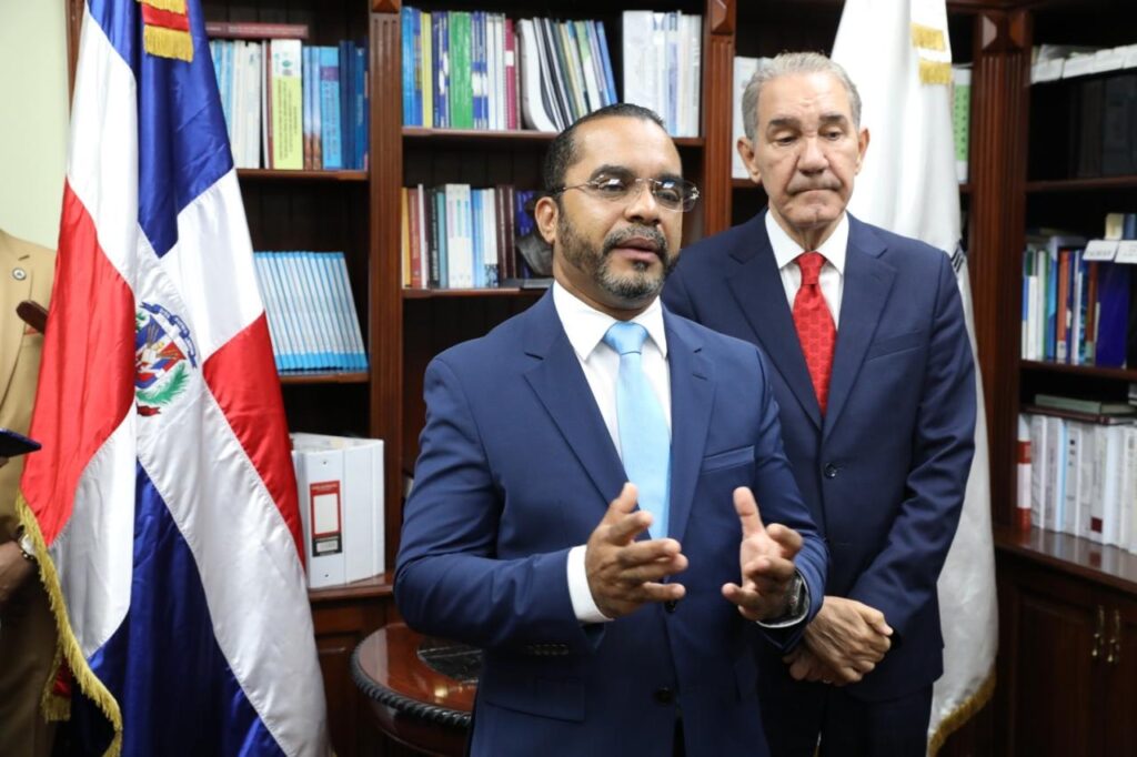 Toma posesión nuevo rector del ITLA