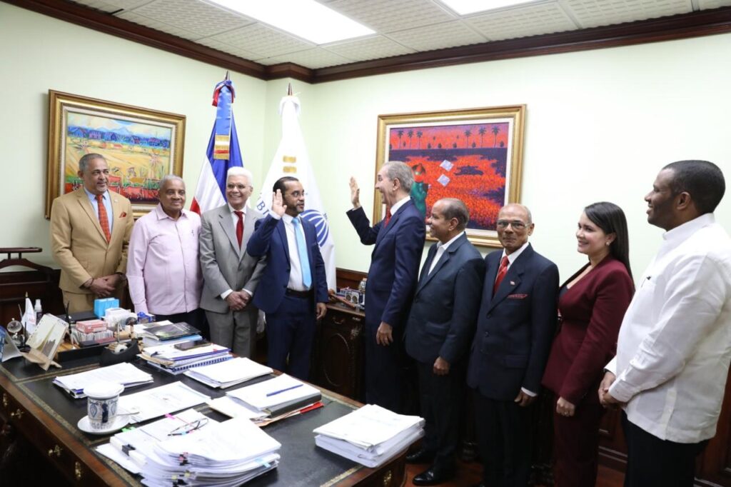 Toma posesión nuevo rector del ITLA