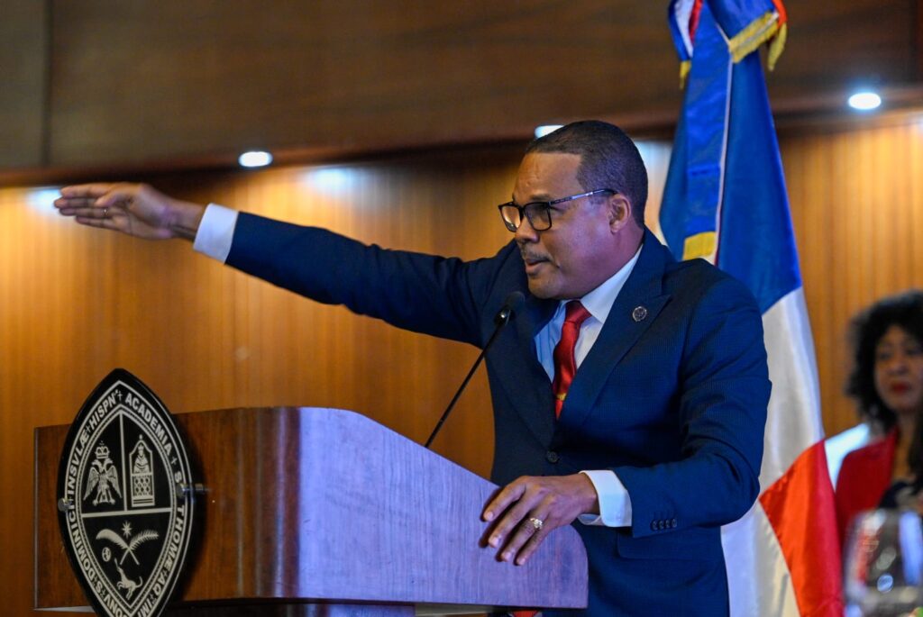 Con aires de innovación y continuidad Radhamés Silverio presenta candidatura a rector en la UASD 2