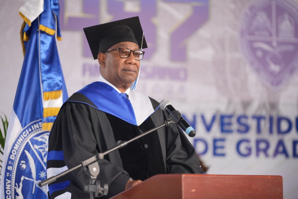 UASD inviste 2,366 nuevos profesionales en acto solemne dedicado a Matías Ramón Mella