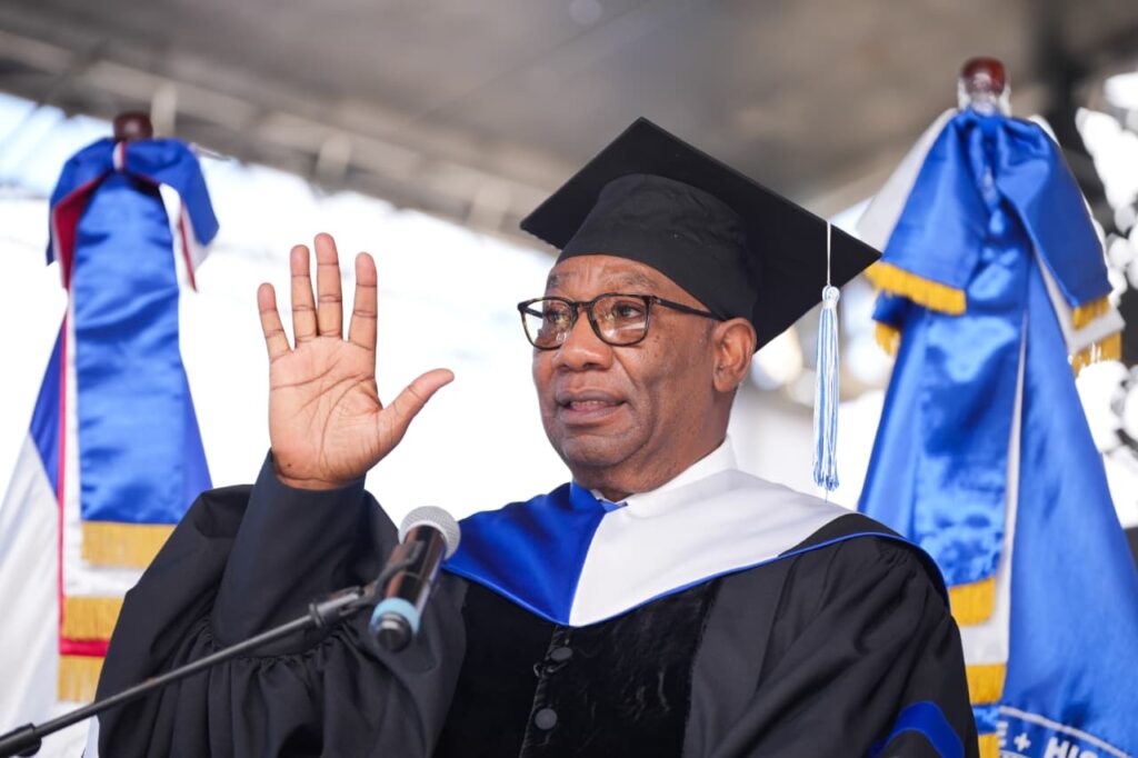 UASD inviste 2,366 nuevos profesionales en acto solemne dedicado a Matías Ramón Mella