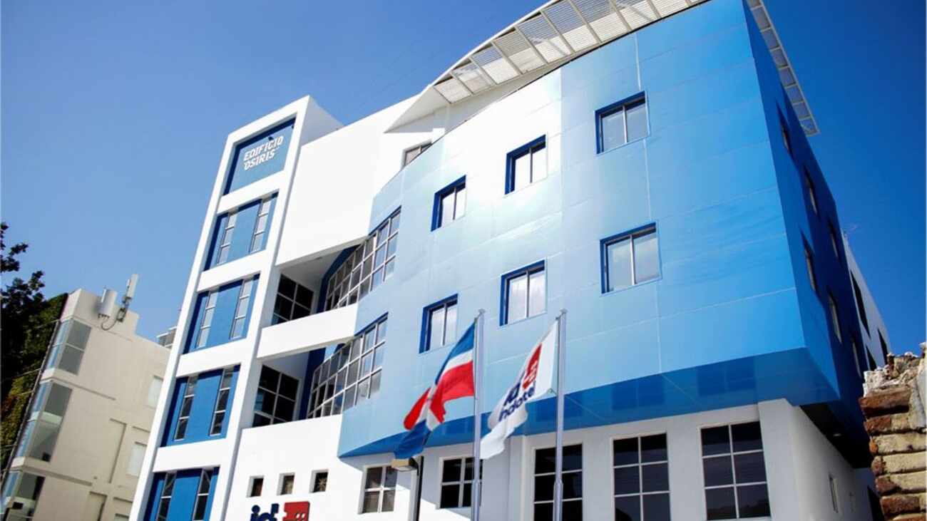 Presidente Abinader destaca aportes del Indotel a la inclusión digital con becas STEM, ciberseguridad y Canasta Digital Social