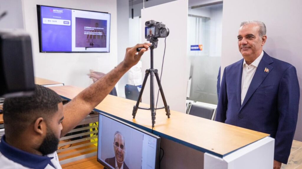 Presidente Abinader recibe la primera emisión de la nueva licencia de conducir