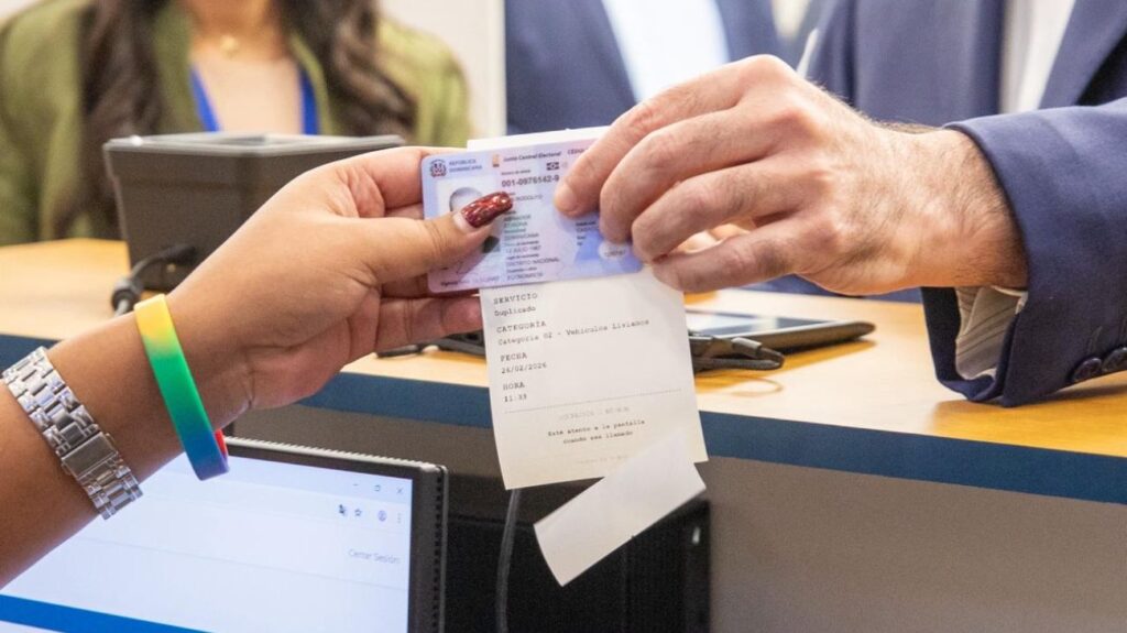 Presidente Abinader recibe la primera emisión de la nueva licencia de conducir