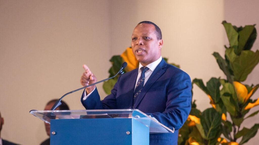 Presidente Abinader recibe la primera emisión de la nueva licencia de conducir