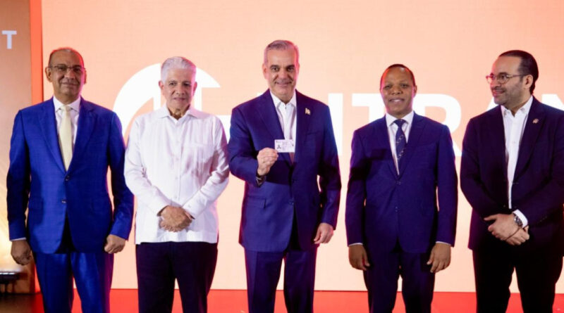 El presidente Luis Abinader recibe la primera emisión de la nueva licencia de conducir en República Dominicana, presentada por el Instituto Nacional de Tránsito y Transporte Terrestre. El moderno documento incorpora biometría avanzada, mayor seguridad y ampliación del servicio a nivel nacional e internacional.
