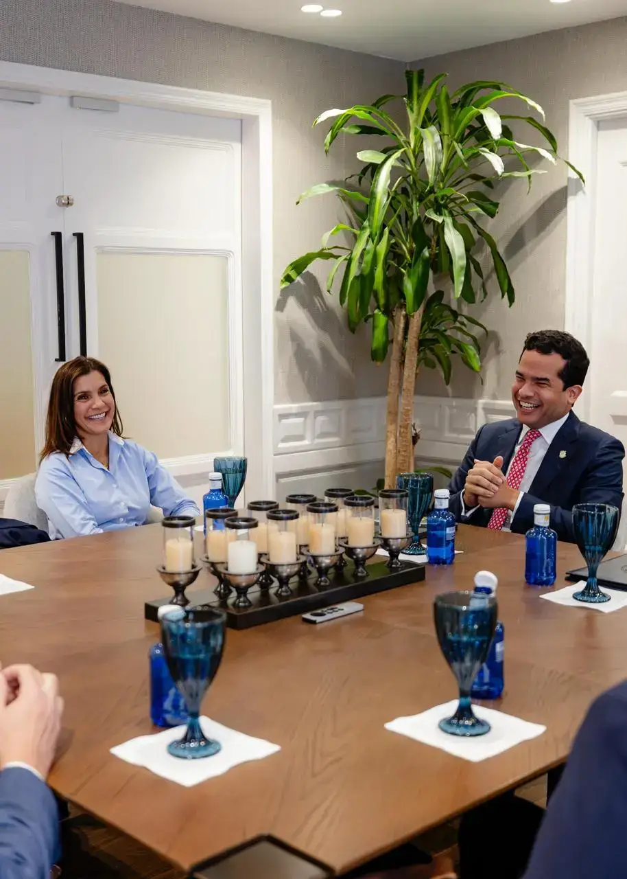 Encuentro en Santo Domingo entre embajadora EE.UU. y senador Omar Fernández 8 Encuentro en Santo Domingo entre embajadora EE.UU. y senador Omar Fernández