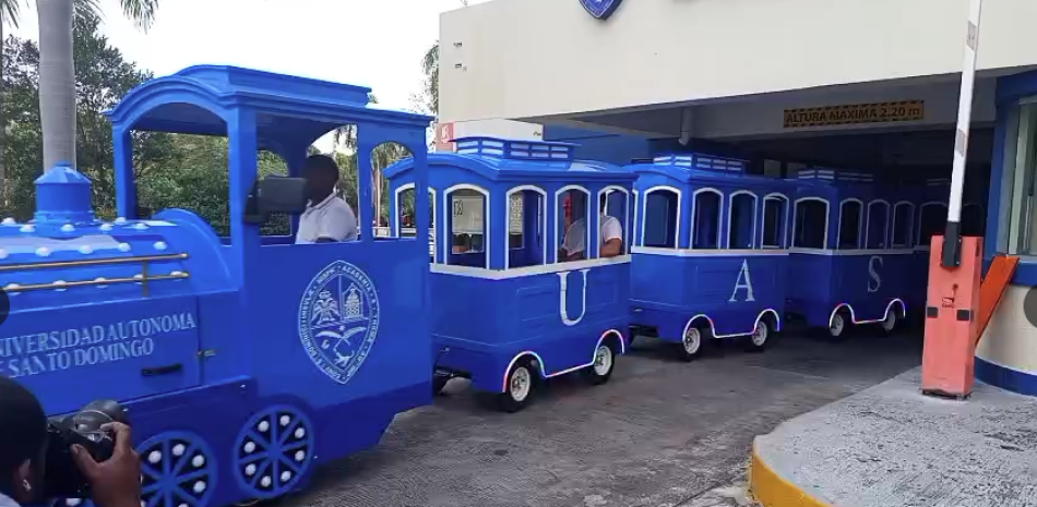 Tren eléctrico gratuito facilita la movilidad interna de estudiantes en la UASD