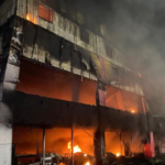 Siete unidades de bomberos combaten voraz incendio en tienda L&R Comercial