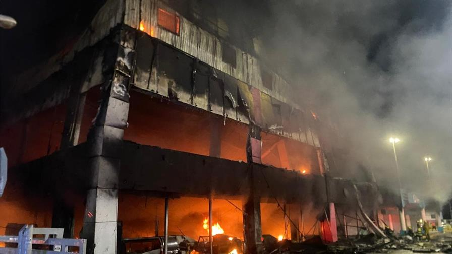 Siete unidades de bomberos combaten voraz incendio en tienda L&R Comercial