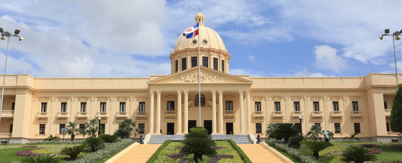 Presidente Abinader condecoró a agente dominicano de la DEA en 2024