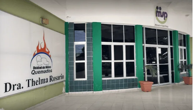 Niña de tres años ingresada con quemaduras tras abandono en Santiago