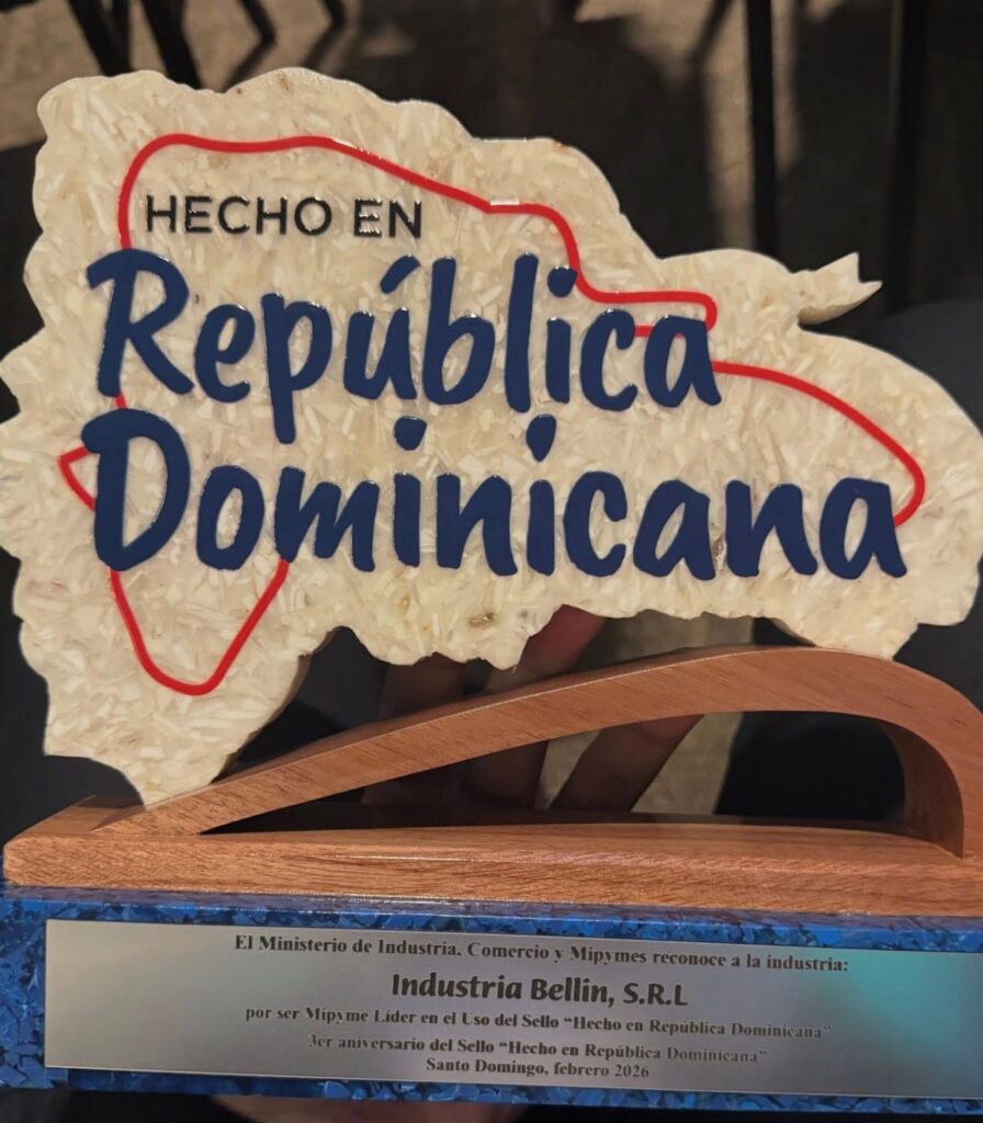 Empresa de Plásticos Bellín recibe reconocimiento como MIPYME líder en el uso del sello “Hecho en República Dominicana”