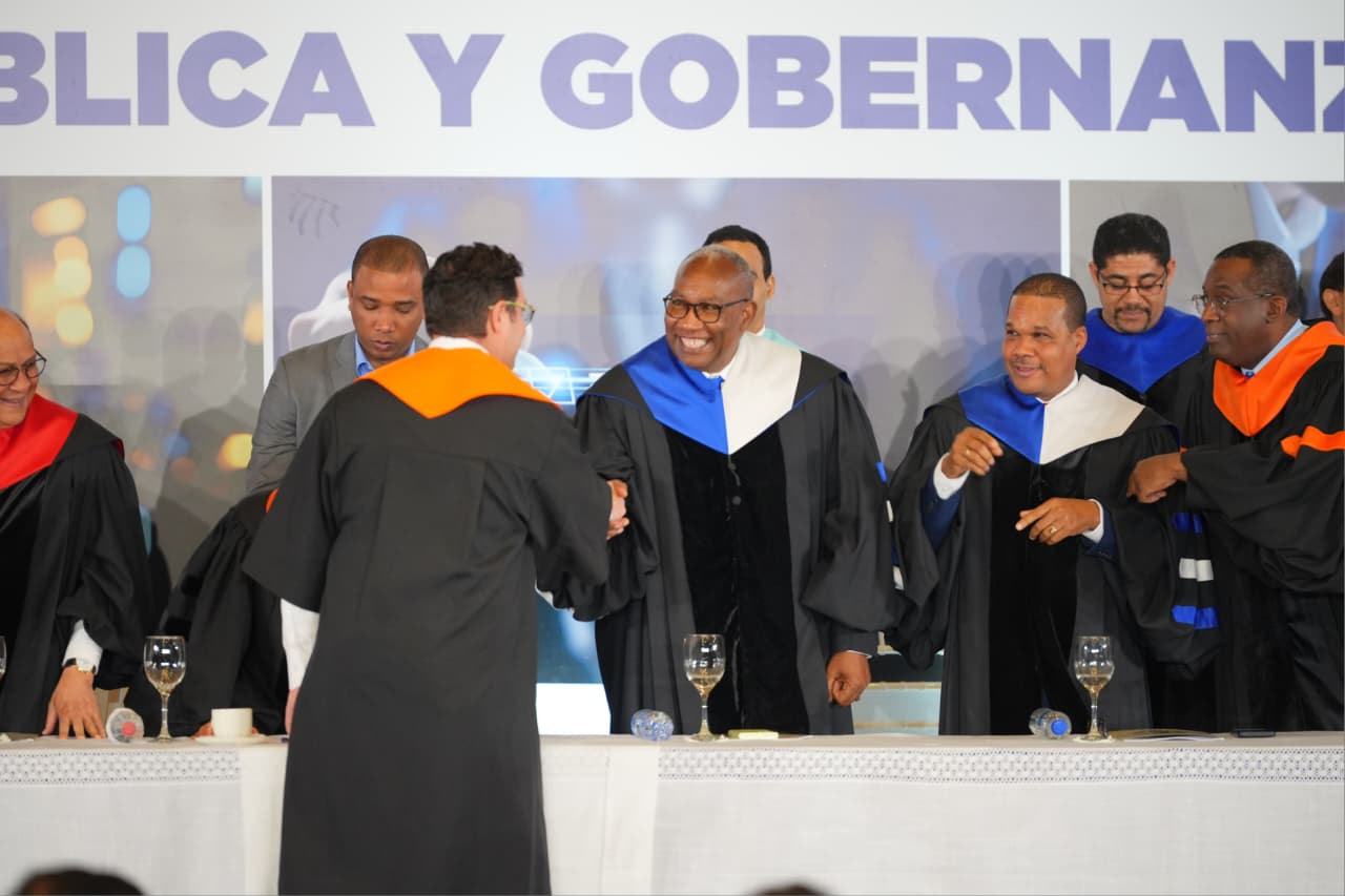 UASD e INAP gradúan primera generación de magísteres en Gobernanza Pública