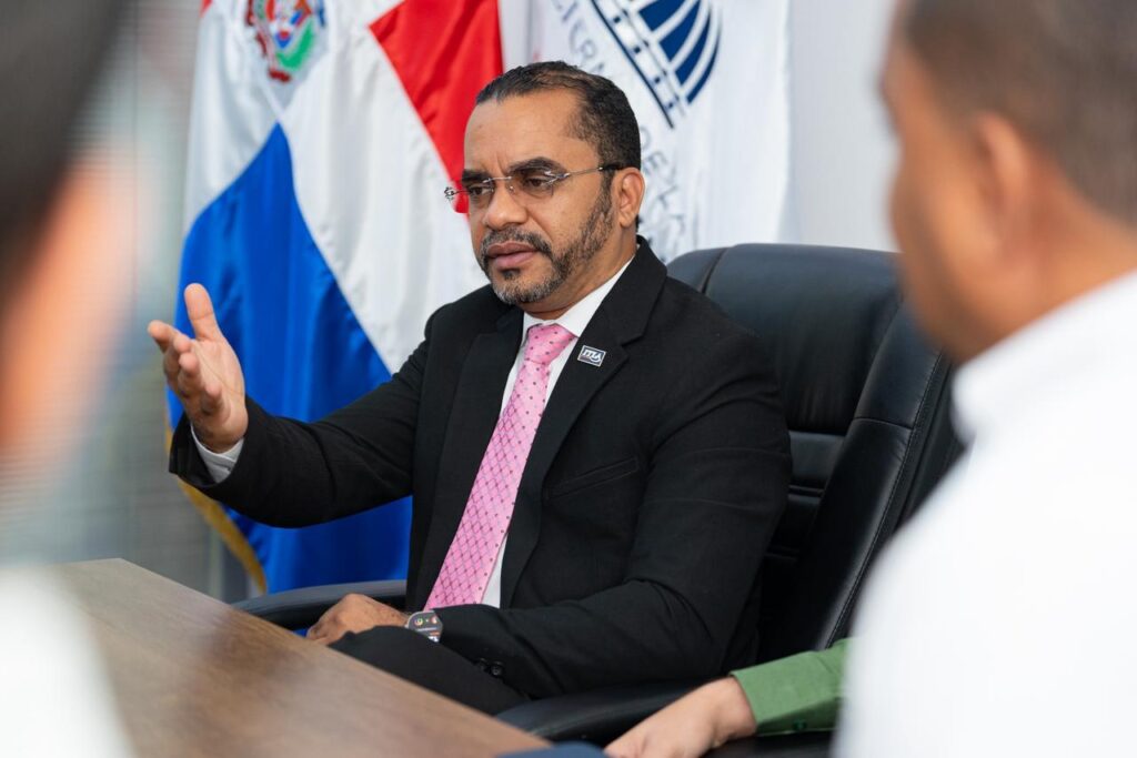 Ministro de la Juventud recibe a estudiantes del ITLA clasificados en competencia de la NASA