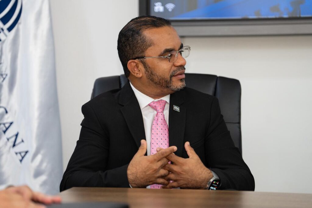 Ministro de la Juventud recibe a estudiantes del ITLA clasificados en competencia de la NASA