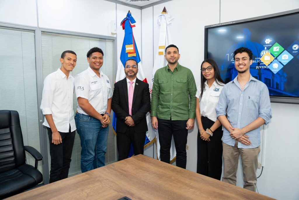 Ministro de la Juventud recibe a estudiantes del ITLA clasificados en competencia de la NASA