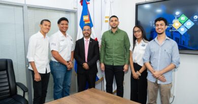 Ministro de la Juventud recibe a estudiantes del ITLA clasificados en competencia de la NASA
