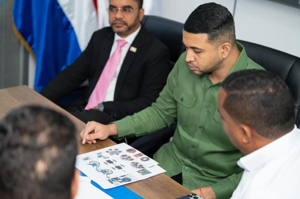 Ministro de la Juventud recibe a estudiantes del ITLA clasificados en competencia de la NASA