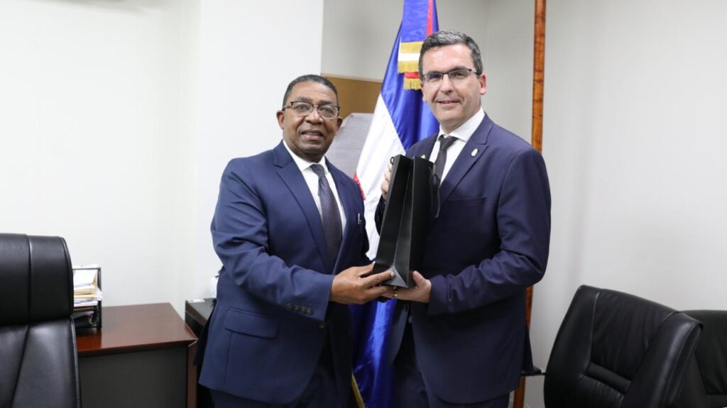 Autoridades universitarias de Hungría visitan el MESCYT para impulsar cooperación académica