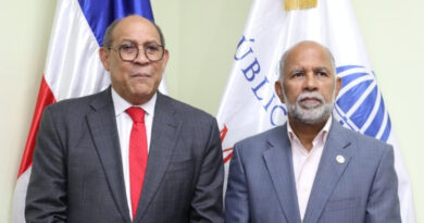 El ministro Rafael Santos presentó a la ADP un documento para iniciar el diálogo sobre la transformación del sistema educativo dominicano y debatir reformas clave.