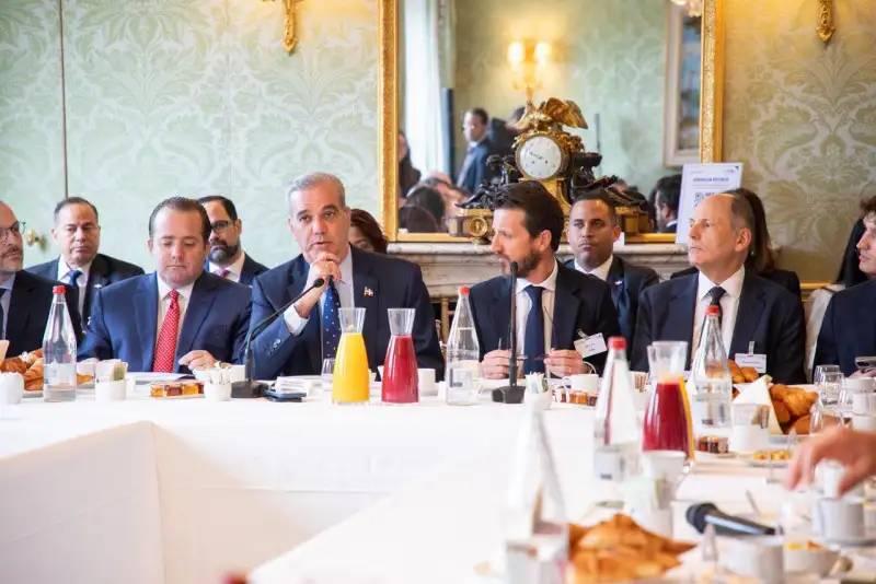 Abinader y empresarios franceses analizan inversión en RD