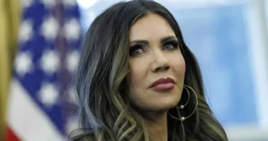 Kristi Noem recorre aeropuerto Punta Cana antes de partir a Honduras