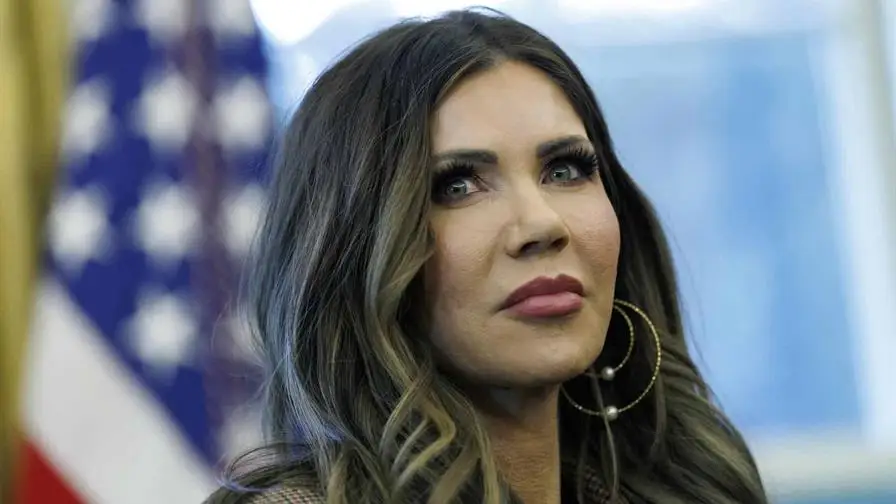 Kristi Noem recorre aeropuerto Punta Cana antes de partir a Honduras