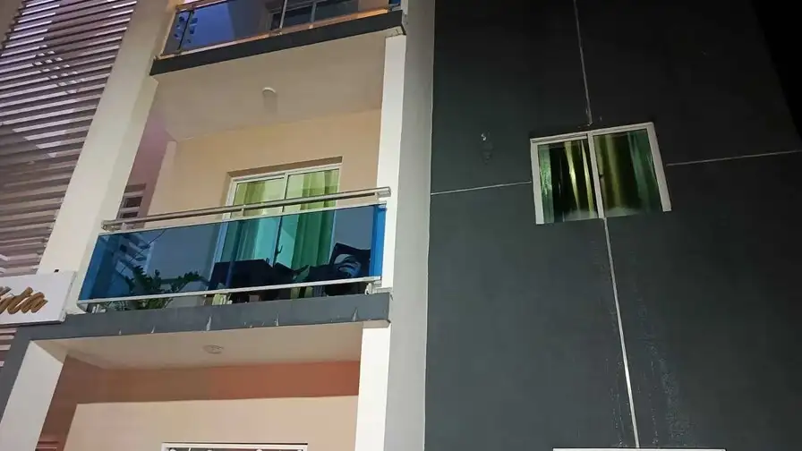 Investigación por caída de mujer desde apartamento en Miches