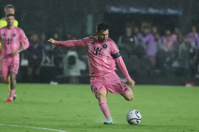 Messi celebra su gol 900 en la eliminación del Inter Miami