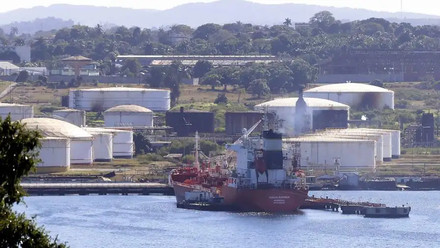 Buque con diesel ruso cambia ruta y se dirige a Venezuela